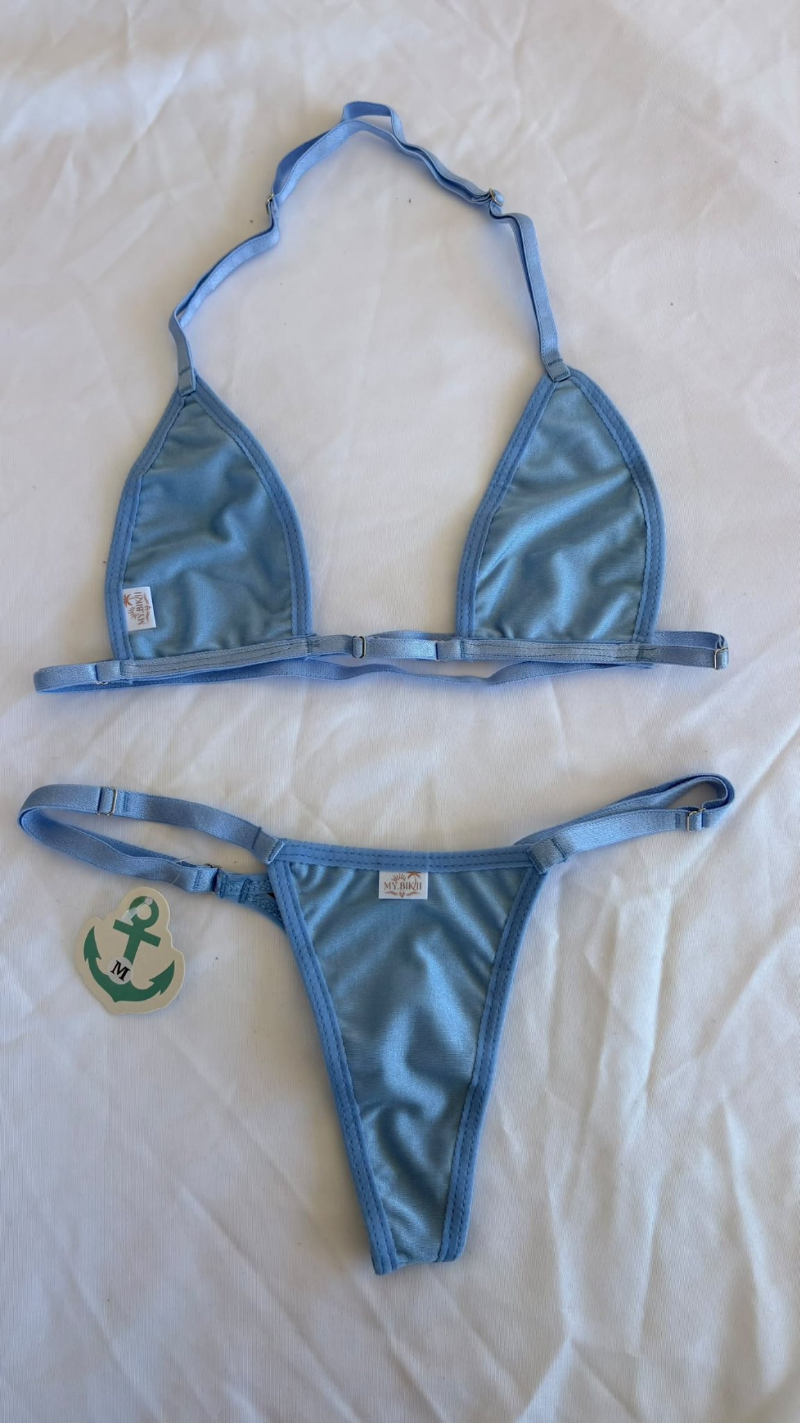 Ensemble bikini bleu clair satiné, haut triangle et bas assorti.