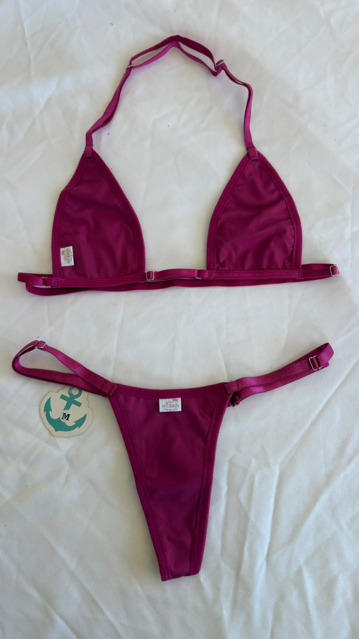 Ensemble bikini prune, haut triangle et bas assorti.
