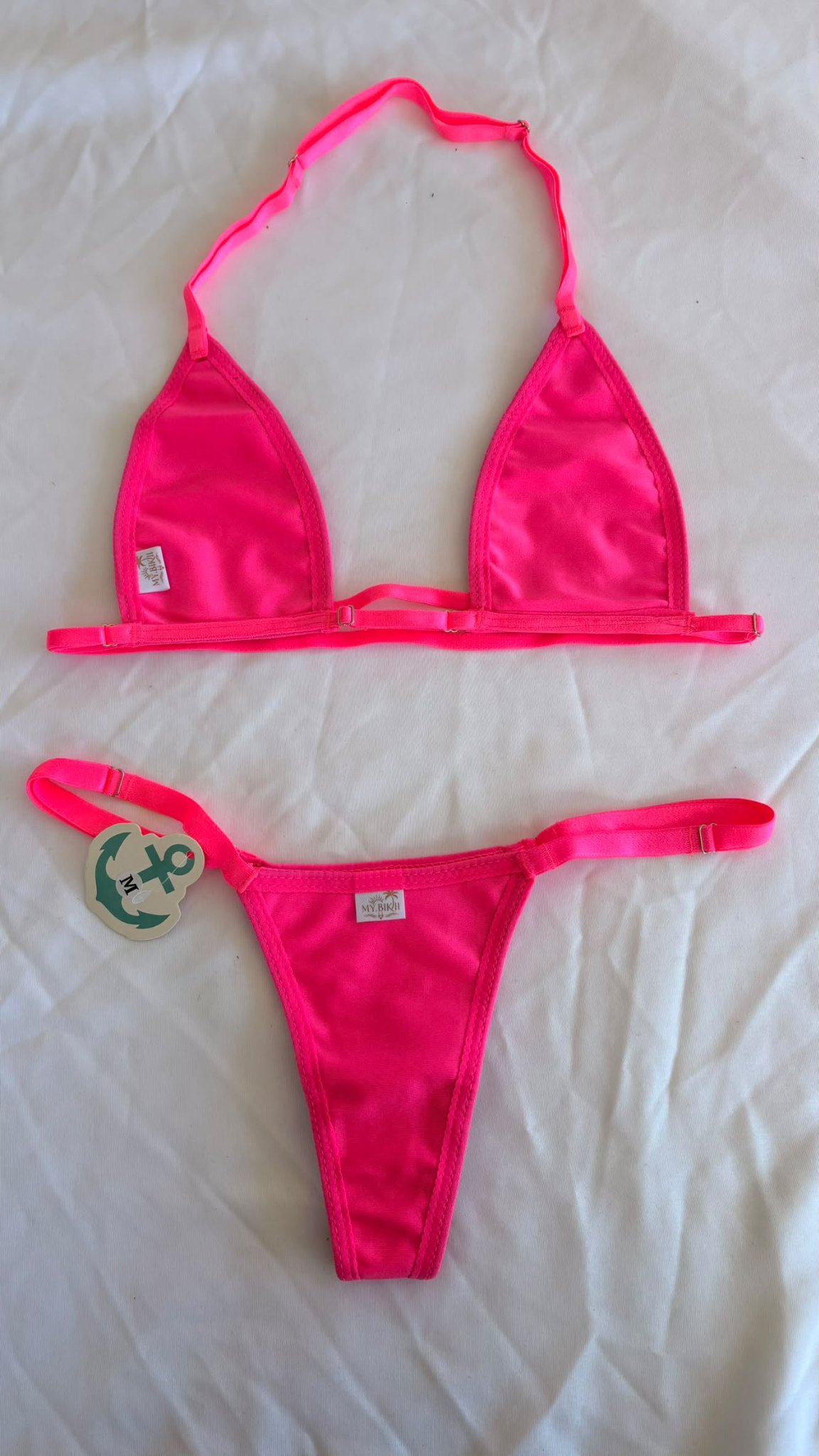 Ensemble bikini rose vif, haut triangle et bas assorti.